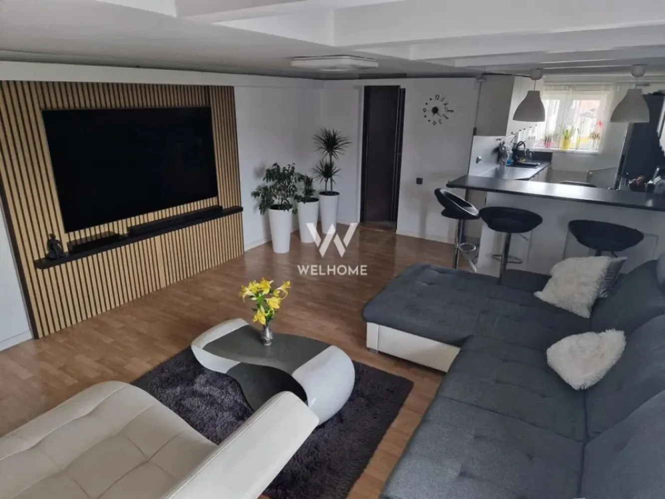 Apartament 4 camere, finisaje de lux - Calea Cisnădiei - Apartament 4 camere, situat pe Calea Cisnădiei nr. 25, Sibiu, având o suprafață de 85 mp utili, dispus pe două niveluri (etajul 5 și 6). Imobilul a fost construit în anul 2005 din cărămidă BCA, cu izolație exterioară din polistiren și interioară din vată minerală, ceea ce asigură confort termic sporit. ✅ Compartimentare practică: • Parter: living generos cu bucătărie open-space, dormitor pentru oaspeți, baie cu cabină de duș și balcon; • Etaj: dormitor matrimonial, cameră pentru copil, baie de serviciu, pod pentru depozitare. Apartamentul a fost complet renovat acum 2 ani (instalații sanitare și electrice, tâmplărie, gresie, faianță, parchet, uși, tencuială etc.), prezentând finisaje moderne și de lux. Se vinde complet mobilat și utilat, beneficiind de electrocasnice premium: smart TV, aer condiționat, frigider, mașină de spălat vase, cuptor, aragaz, mașină de spălat rufe, centrală pe gaz (leasing E-on). 📍 Avantaje suplimentare: • vedere directă către Calea Cisnădiei și o zonă verde tip parc; • acces facil la numeroase parcări publice gratuite; • localizare excelentă, aproape de centre comerciale (Profi – 2 min, Penny – 4 min, Kaufland – 6 min, Lidl – 10 min), farmacii, școli, grădinițe, sală de fitness, benzinării și stație de autobuz. Acest penthouse este alegerea ideală pentru o familie care caută un cămin modern, dar reprezintă și o oportunitate excelentă de investiție pentru închiriere. Pret: 139 000 EURO Telefon: 0756 094 405