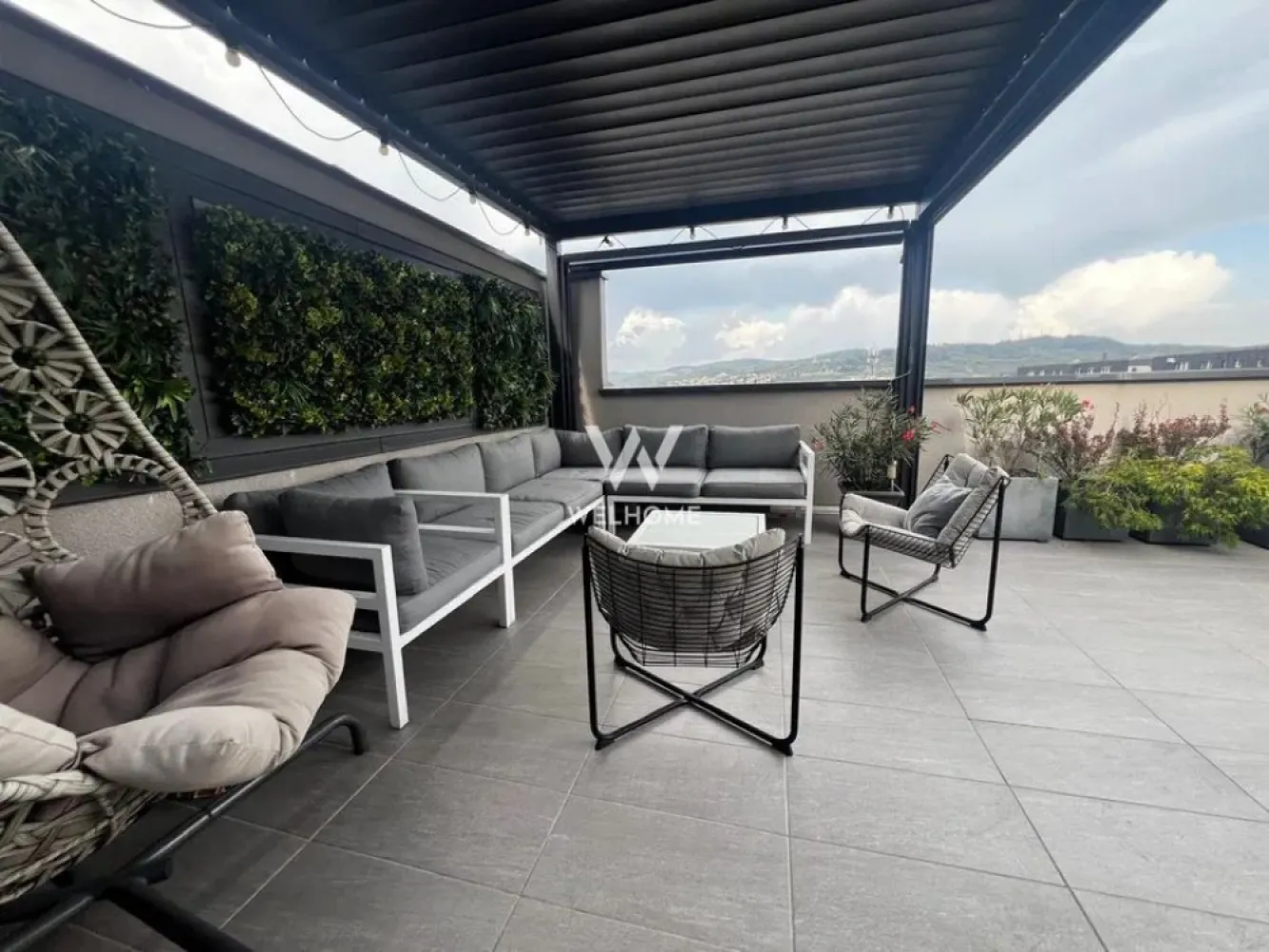 Penthouse de lux cu terasă panoramică – City Residence, Sibiu - Penthouse gata de mutare, pentru cei care apreciază frumusețea, lumina și spațiul. Acest penthouse impresionant, situat în ansamblul rezidențial City Residence, îți oferă o experiență de locuire la cel mai înalt nivel, cu o priveliște panoramică spectaculoasă atât spre dealul Gușteriței, cât și spre întreg orașul. Compartimentarea este gândită inteligent, cu spații generoase și finisaje premium: • living luminos de 34,51 mp • bucătărie separată de 6,52 mp • hol de 6,84 mp • 2 dormitoare spațioase (13,18 mp și 13,47 mp) • 2 băi elegante (4,35 mp și 4,78 mp) • terasă impresionantă de 52 mp, perfectă pentru relaxare sau seri alături de prieteni Suprafața totală este de 135,66 mp, iar proprietatea beneficiază de loc de parcare dedicat. Acest apartament este complet pregătit pentru a deveni „acasă”: atmosferă rafinată, multă lumină naturală și senzația unică de libertate oferită de panorama deosebită. 📍 City Residence – una dintre cele mai căutate zone din Sibiu 🏡 Suprafață totală: 135,66 mp 🚗 Parcare privată inclusă Pret: 285 000 EURO Telefon: 0756 094 405