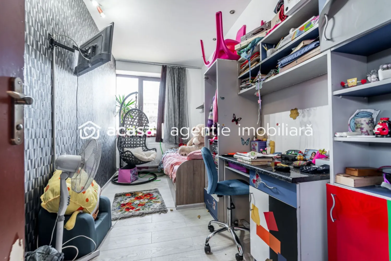 Apartament tip casă | 3 camere & curte | zona Colegiului Moise Nicoară - Echilibrul perfect între dinamismul orașului și intimitatea unei case.

Vă propunem spre vânzare o proprietate rară pe piața din Arad: un apartament de tip casă situat în zona Ultracentrală, care îmbină eleganța arhitecturii urbane cu privilegiul unei curți private. Este locuința ideală pentru o familie care își dorește ca „acasă” să însemne atât confort interior, cât și spațiu de joacă sau relaxare în aer liber.

Compartimentare și Detalii Tehnice:
- 3 camere luminoase: Ideale pentru living, dormitor matrimonial și cameră pentru copii sau birou.
- bucătărie închisă: perfectă pentru cei care gătesc și apreciază separarea spațiilor.
- 2 băi: un confort esențial pentru o familie modernă.
- spațiu de depozitare (demisol): ideal pentru biciclete, anvelope sau obiecte sezoniere.
- curte privată: un spațiu exterior rar întâlnit în zona zero a orașului.

Proprietatea este situată într-una dintre cele mai râvnite zone ale Aradului, oferind acces imediat la:
Parcul Copiilor & Malul Mureșului: pentru plimbări zilnice și sport în aer liber.
Autograph Collection by Marriott: un vecin de prestigiu care ridică valoarea zonei.
Centrul orașului: restaurante, cafenele, școli de elită și instituții administrative.

De ce să alegi această proprietate?
Spre deosebire de un apartament clasic la bloc, aici beneficiezi de independență și de acel sentiment de „acasă la curte”, fără a renunța la avantajele locuirii în centru. Este o investiție sigură, atât pentru locuit, cât și pentru segmentul de închirieri premium (Regim Hotelier/Booking).

155.000 € | COMISION 0%
Contact: Sebastian Nica 0722 252 639