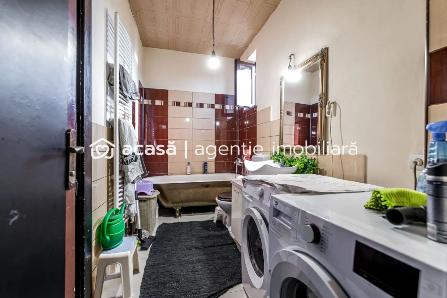 Apartament tip casă | 3 camere & curte | zona Colegiului Moise Nicoară - Echilibrul perfect între dinamismul orașului și intimitatea unei case.

Vă propunem spre vânzare o proprietate rară pe piața din Arad: un apartament de tip casă situat în zona Ultracentrală, care îmbină eleganța arhitecturii urbane cu privilegiul unei curți private. Este locuința ideală pentru o familie care își dorește ca „acasă” să însemne atât confort interior, cât și spațiu de joacă sau relaxare în aer liber.

Compartimentare și Detalii Tehnice:
- 3 camere luminoase: Ideale pentru living, dormitor matrimonial și cameră pentru copii sau birou.
- bucătărie închisă: perfectă pentru cei care gătesc și apreciază separarea spațiilor.
- 2 băi: un confort esențial pentru o familie modernă.
- spațiu de depozitare (demisol): ideal pentru biciclete, anvelope sau obiecte sezoniere.
- curte privată: un spațiu exterior rar întâlnit în zona zero a orașului.

Proprietatea este situată într-una dintre cele mai râvnite zone ale Aradului, oferind acces imediat la:
Parcul Copiilor & Malul Mureșului: pentru plimbări zilnice și sport în aer liber.
Autograph Collection by Marriott: un vecin de prestigiu care ridică valoarea zonei.
Centrul orașului: restaurante, cafenele, școli de elită și instituții administrative.

De ce să alegi această proprietate?
Spre deosebire de un apartament clasic la bloc, aici beneficiezi de independență și de acel sentiment de „acasă la curte”, fără a renunța la avantajele locuirii în centru. Este o investiție sigură, atât pentru locuit, cât și pentru segmentul de închirieri premium (Regim Hotelier/Booking).

155.000 € | COMISION 0%
Contact: Sebastian Nica 0722 252 639