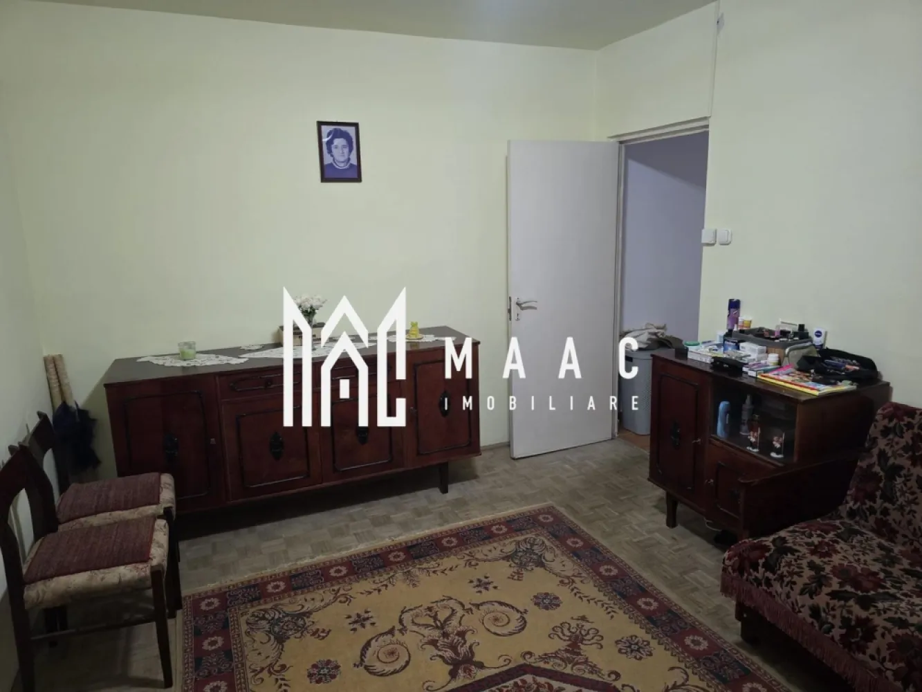 Apartament 2 camere I 37 MPU I Hipodrom I - MAAC Imobiliare vă propune spre vânzare un apartament, cu o suprafață utilă de aproximativ 37 mp, situat în cartierul Hipodrom I din Sibiu, într-o zonă liniștită și bine conectată.

 Detalii proprietate

Apartamentul este compartimentat astfel:
bucătărie cu debara
baie cu geam pentru aerisire naturală
hol
living
dormitor
 Dotări și îmbunătățiri
Centrală termică și instalație termică relativ noi (aprox. 2 ani)
Geamuri termopan
Izolație termică exterioară
Acoperiș din țiglă

Proprietatea necesită unele îmbunătățiri, oferind viitorului proprietar posibilitatea de a o amenaja după propriul gust.
 Locație și avantaje
Situat în Hipodrom I, una dintre cele mai căutate zone din Sibiu
Zonă liniștită și însorită, cu vedere către spațiu verde
În apropiere: magazine, mijloace de transport, școală, grădiniță și cabinete medicale
Acces rapid către centrul orașului
Pentru mai multe detalii și vizionări, precizati telefonic ca ati vazut anuntul cu ID: CP3062879