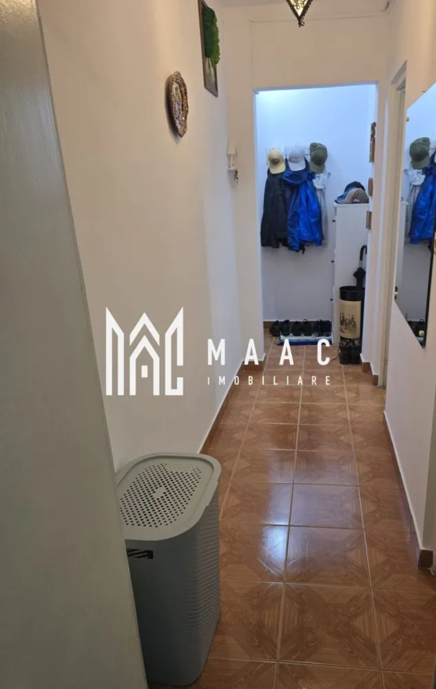 Apartament 2 camere I 37 MPU I Hipodrom I - MAAC Imobiliare vă propune spre vânzare un apartament, cu o suprafață utilă de aproximativ 37 mp, situat în cartierul Hipodrom I din Sibiu, într-o zonă liniștită și bine conectată.

 Detalii proprietate

Apartamentul este compartimentat astfel:
bucătărie cu debara
baie cu geam pentru aerisire naturală
hol
living
dormitor
 Dotări și îmbunătățiri
Centrală termică și instalație termică relativ noi (aprox. 2 ani)
Geamuri termopan
Izolație termică exterioară
Acoperiș din țiglă

Proprietatea necesită unele îmbunătățiri, oferind viitorului proprietar posibilitatea de a o amenaja după propriul gust.
 Locație și avantaje
Situat în Hipodrom I, una dintre cele mai căutate zone din Sibiu
Zonă liniștită și însorită, cu vedere către spațiu verde
În apropiere: magazine, mijloace de transport, școală, grădiniță și cabinete medicale
Acces rapid către centrul orașului
Pentru mai multe detalii și vizionări, precizati telefonic ca ati vazut anuntul cu ID: CP3062879