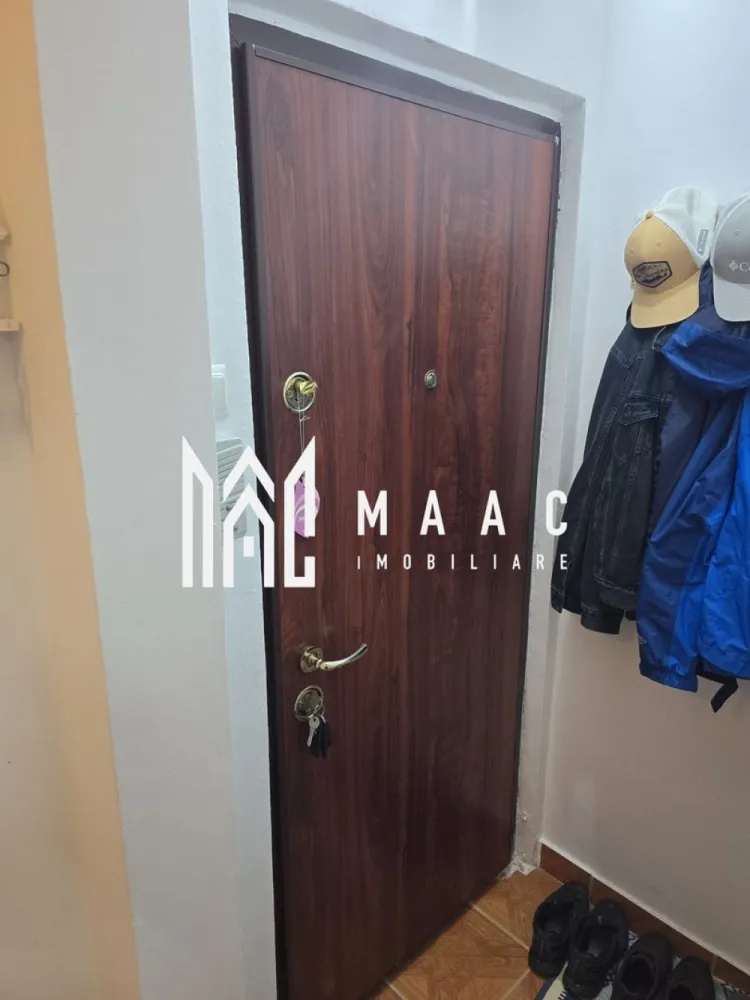 Apartament 2 camere I 37 MPU I Hipodrom I - MAAC Imobiliare vă propune spre vânzare un apartament, cu o suprafață utilă de aproximativ 37 mp, situat în cartierul Hipodrom I din Sibiu, într-o zonă liniștită și bine conectată.

 Detalii proprietate

Apartamentul este compartimentat astfel:
bucătărie cu debara
baie cu geam pentru aerisire naturală
hol
living
dormitor
 Dotări și îmbunătățiri
Centrală termică și instalație termică relativ noi (aprox. 2 ani)
Geamuri termopan
Izolație termică exterioară
Acoperiș din țiglă

Proprietatea necesită unele îmbunătățiri, oferind viitorului proprietar posibilitatea de a o amenaja după propriul gust.
 Locație și avantaje
Situat în Hipodrom I, una dintre cele mai căutate zone din Sibiu
Zonă liniștită și însorită, cu vedere către spațiu verde
În apropiere: magazine, mijloace de transport, școală, grădiniță și cabinete medicale
Acces rapid către centrul orașului
Pentru mai multe detalii și vizionări, precizati telefonic ca ati vazut anuntul cu ID: CP3062879