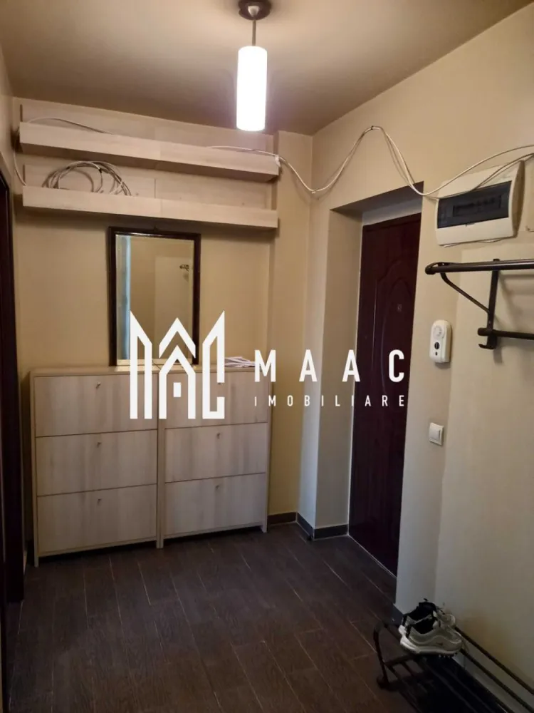 Apartament 2 camere I Etaj 3 I Loc Parcare I Terezin - Vă propunem spre vânzare un apartament cu 2 camere semidecomandate, situat într-un imobil modern construit în anul 2010, poziționat excelent, la doar 15 minute de mers pe jos de Piața Mare și la aproximativ 5 minute de promenada de pe malul râului Cibin.

Această proprietate reprezintă o alegere ideală atât pentru locuință proprie, cât și pentru investiție, datorită amplasării excelente, dotărilor complete și disponibilității imediate.

Compartimentare:
Living luminos cu bucătărie open-space
Zonă de dining + bar
Dormitor complet mobilat
Baie spațioasă cu cadă tip jacuzzi

Dotări:
Se vinde complet mobilat și utilat
Bucătărie complet echipată
Frigider, aragaz
Centrală termică proprie cu termostat
Parchet și gresie
Baie complet utilată + ventilator
Lift în imobil
Spațiu suplimentar de depozitare situat pe palier

Avantaje:
Loc de parcare suprateran inclus în preț
Bloc modern, construit în 2010
Acces facil și confort sporit datorită liftului
Depozitare suplimentară, extrem de utilă pentru organizare
Acces rapid către centrul orașului
Zonă liniștită, aproape de promenadă și zone verzi
Ideal pentru locuire imediată sau închiriere rapidă

Potențial:
Apartamentul este bine întreținut și oferă viitorului proprietar posibilitatea de personalizare facilă, fiind totodată o investiție excelentă într-o zonă atractivă.

O proprietate modernă, completă și bine poziționată, ce îmbină confortul, accesibilitatea și potențialul investițional într-una dintre cele mai atractive zone din Sibiu. Disponibil imediat pentru vizionare și mutare.

Pentru informati si vizionari: CP3063722