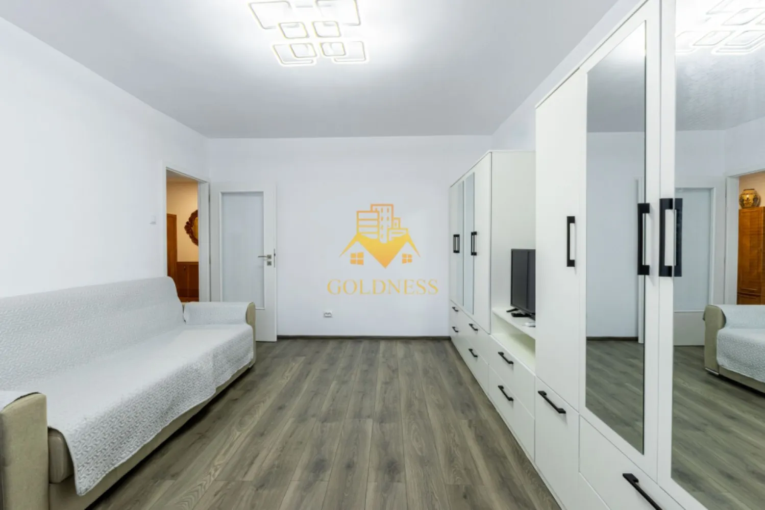 3 camere, decomandate, parcare, Zorilor Zona Observatorului, UMF, UTCN - GOLDNESS Imobiliare vă propune spre închiriere un apartament cu 3 camere decomandate complet mobilate și utilate, la etajul 6 într-un imobil de 8 etaje, în Cartierul Zorilor. Se poate inchiria parcare contra cost cu 50 euro! Se află în apropierea stațiilor de transport în comun, magazine, restaurante, spații verzi, farmacii, etc. Apartamentul este compartimentat astfel: - dormitor cu pat matrimonial, dulap pentru haine, spatiu pentru depozitare, birou - dormitor cu canapea extensibila, dulap pentru haine si birou - living cu canapea extensibila, spatiu pentru depozitare si birou - bucatarie complet mobilata, utilata, loc de luat masa - baie cu cabina de dus, calorifer port prosop și dulap pentru depozitare. - baie de serviciu - terasa de 10 mp. Imobilul este dotat cu toate cele necesare- centrală proprie, frigider, aragaz, hotă, mașină de spălat haine, etc. Dacă sunteți interesați de acest apartament și doriți să îl vizionați, dar și pentru alte oferte nu ezitați să ne contactați telefonic sau prin e-mail. Vă stăm la dispoziție! Pentru intermediere se percepe un comision de 50% din prețul chiriei!