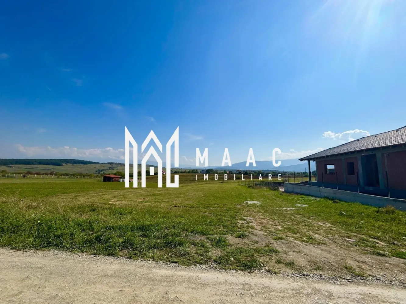 Teren intravilan | 4 parcele | 600MP | Ieșire din Sibiu spre Cisnădie - Maac Imobiliare prezintă 4 parcele de teren intravilan, situate la ieșirea de pe Calea Cisnădiei către orașul Cisnădie, într-o zonă liniștită și în plină dezvoltare rezidențială. Suprafețele parcelelor sunt de aproximativ: 619 mp 622 mp 628 mp 631 mp Terenurile pot fi achiziționate individual, începând de la aprox. 600 mp fiecare, sau în total, însumând o suprafață de circa 2500 mp. Intravilan PUZ în lucru pentru construcții P+1 Acces facil din Calea Cisnădiei Zonă în dezvoltare, ideală pentru case individuale sau duplexuri Posibilitate de extindere a suprafeței în funcție de necesități Preț: 60 €/mp }}