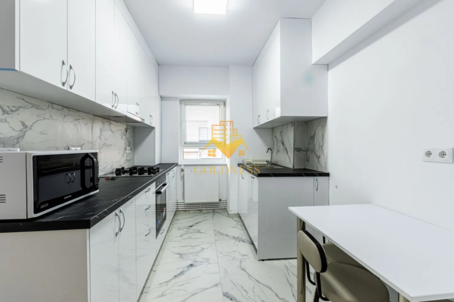 3 camere, decomandate, parcare, Zorilor Zona Observatorului, UMF, UTCN - GOLDNESS Imobiliare vă propune spre închiriere un apartament cu 3 camere decomandate complet mobilate și utilate, la etajul 6 într-un imobil de 8 etaje, în Cartierul Zorilor. Se poate inchiria parcare contra cost cu 50 euro! Se află în apropierea stațiilor de transport în comun, magazine, restaurante, spații verzi, farmacii, etc. Apartamentul este compartimentat astfel: - dormitor cu pat matrimonial, dulap pentru haine, spatiu pentru depozitare, birou - dormitor cu canapea extensibila, dulap pentru haine si birou - living cu canapea extensibila, spatiu pentru depozitare si birou - bucatarie complet mobilata, utilata, loc de luat masa - baie cu cabina de dus, calorifer port prosop și dulap pentru depozitare. - baie de serviciu - terasa de 10 mp. Imobilul este dotat cu toate cele necesare- centrală proprie, frigider, aragaz, hotă, mașină de spălat haine, etc. Dacă sunteți interesați de acest apartament și doriți să îl vizionați, dar și pentru alte oferte nu ezitați să ne contactați telefonic sau prin e-mail. Vă stăm la dispoziție! Pentru intermediere se percepe un comision de 50% din prețul chiriei!