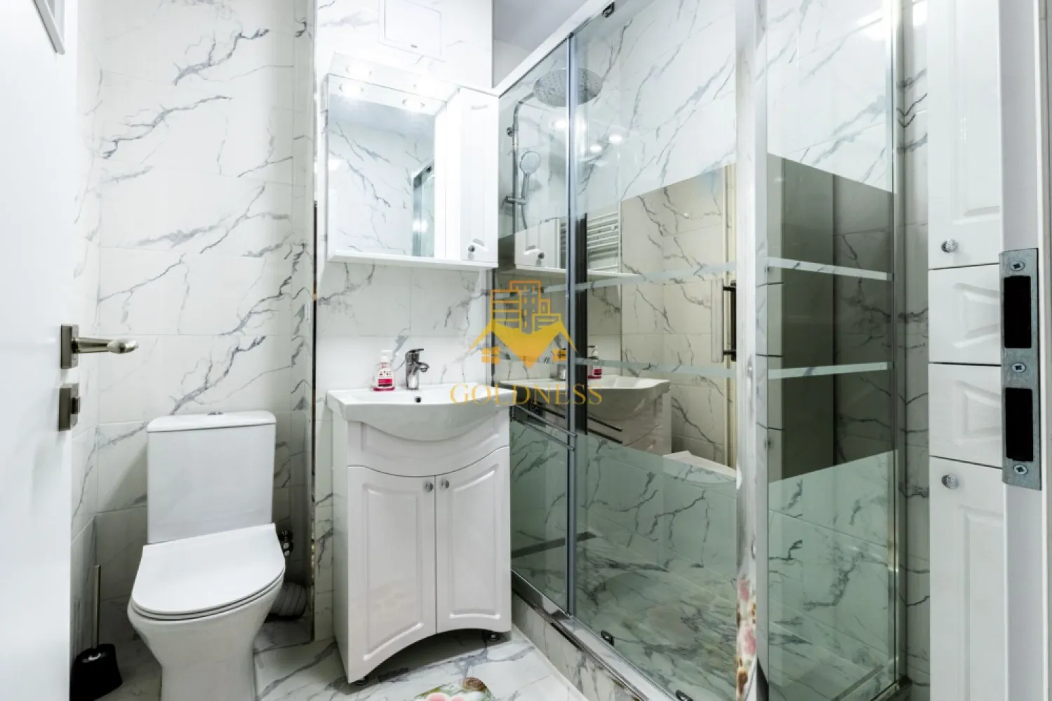 3 camere, decomandate, parcare, Zorilor Zona Observatorului, UMF, UTCN - GOLDNESS Imobiliare vă propune spre închiriere un apartament cu 3 camere decomandate complet mobilate și utilate, la etajul 6 într-un imobil de 8 etaje, în Cartierul Zorilor. Se poate inchiria parcare contra cost cu 50 euro! Se află în apropierea stațiilor de transport în comun, magazine, restaurante, spații verzi, farmacii, etc. Apartamentul este compartimentat astfel: - dormitor cu pat matrimonial, dulap pentru haine, spatiu pentru depozitare, birou - dormitor cu canapea extensibila, dulap pentru haine si birou - living cu canapea extensibila, spatiu pentru depozitare si birou - bucatarie complet mobilata, utilata, loc de luat masa - baie cu cabina de dus, calorifer port prosop și dulap pentru depozitare. - baie de serviciu - terasa de 10 mp. Imobilul este dotat cu toate cele necesare- centrală proprie, frigider, aragaz, hotă, mașină de spălat haine, etc. Dacă sunteți interesați de acest apartament și doriți să îl vizionați, dar și pentru alte oferte nu ezitați să ne contactați telefonic sau prin e-mail. Vă stăm la dispoziție! Pentru intermediere se percepe un comision de 50% din prețul chiriei!