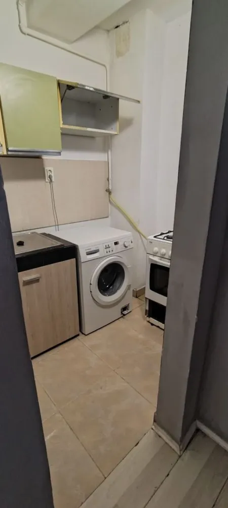 BRASADAS vinde garsoniera la etajul 1/4 pe Ostrovului. - Agentia Imobiliara BRASADAS vinde garsoniera la etajul 1/4 pe Ostrovului. Geam termopan Usa metalică Renovat acum 2 ani In stare foarte buna ! Apa gaz curent * Complet utilată Masina de spalat Boiler electric Frigider Aragaz Mobila bucătărie Mobila Coltar * Se vinde cu tot ce este înăuntru * Etajul este curat si liniștit Www.brasadas.com.
