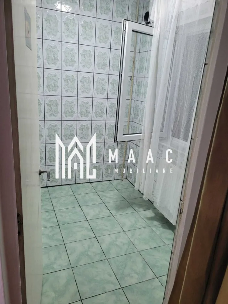 Garsoniera | Doctor Hacman | Etaj 3 - Garsonieră de vânzare – Zona Nord, Strada Doctor Hacman | 43.000 € Agentie: MAAC Imobiliare MAAC Imobiliare vă propune spre vânzare o garsonieră luminoasă, situată într-o zonă liniștită și verde din Zona Nord, pe strada Doctor Hacman. Imobilul se află la etajul 3, într-un bloc curat și bine întreținut, beneficiind de o suprafață totală de 26 mp și de un balcon open-space ideal pentru relaxare. Garsoniera se vinde nemobilată, oferind noului proprietar posibilitatea de a o amenaja după propriul gust. Finisajele sunt clasice, iar compartimentarea este eficientă, potrivită atât pentru locuit, cât și pentru investiție în scop de închiriere. Avantaje și localizare: * Zonă liniștită, cu spații verzi; * În proximitate: grădinițe, școli, centre comerciale, mijloace de transport; * Acces rapid către punctele de interes din oraș. Preț: 43.000 € Pentru mai multe informații sau programarea unei vizionări, contactați MAAC Imobiliare. id: CP2786572 - SP }}