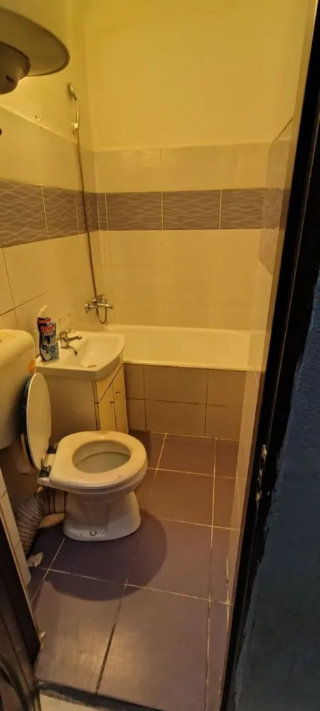 BRASADAS vinde garsoniera la etajul 1/4 pe Ostrovului. - Agentia Imobiliara BRASADAS vinde garsoniera la etajul 1/4 pe Ostrovului. Geam termopan Usa metalică Renovat acum 2 ani In stare foarte buna ! Apa gaz curent * Complet utilată Masina de spalat Boiler electric Frigider Aragaz Mobila bucătărie Mobila Coltar * Se vinde cu tot ce este înăuntru * Etajul este curat si liniștit Www.brasadas.com.