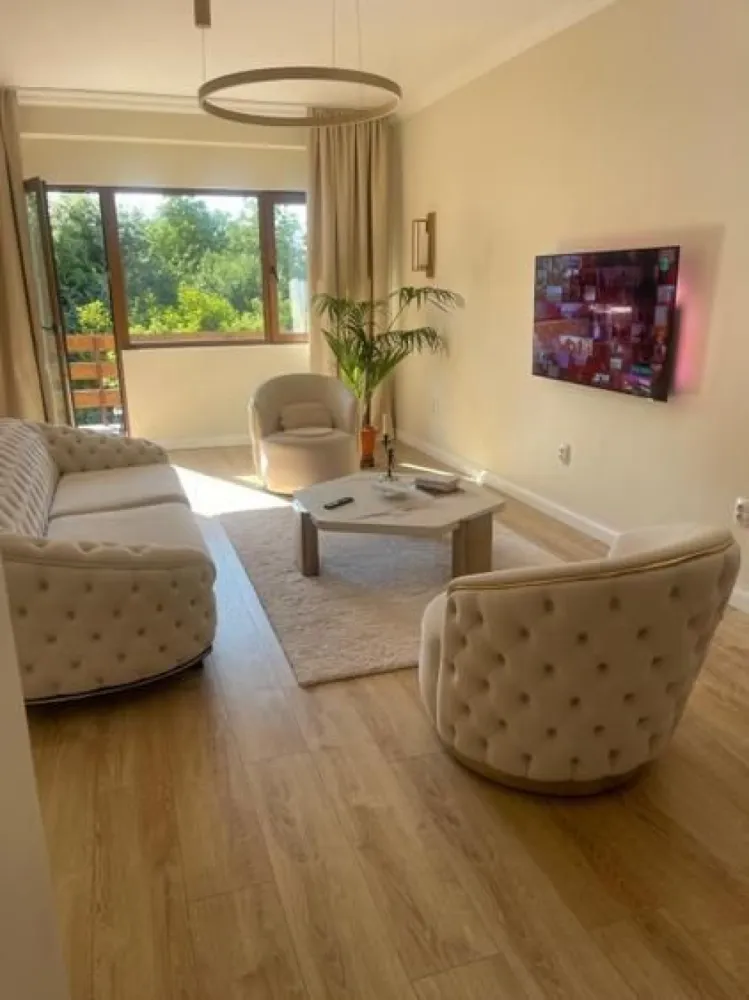 BRASADAS vinde ap 3 cam semicentral cu finisaje de lux. - Agentia Imobiliara BRASADAS vinde APARTAMENT SEMICENTRAL PREMIUM IN ASOCIATIE CU FINISAJE LUX în asociație cu doar 4 apartamente în construcție solidă ( 3 camere decomandate) la etajul 1/2. Apartamentul cu suprafața utilă de 81mp este compus din 3 camere decomandate:1 living, un dormitor mare, un dormitor mic, bucătărie, baie, balcon. În plus dispune de garaj, boxă beci și cota parte din grădină. Casa este construită din cărămidă, fundație înaltă din beton, mobilată complet, încălzire prin calorifere cu centrală proprie, instalație electrică nouă, geamuri termopan, aparat de aer condiționat, cuptor, plită, hotă, frigider, mașină de spălat rufe, mașină de spălat vase. WWW.BRASADAS.COM.