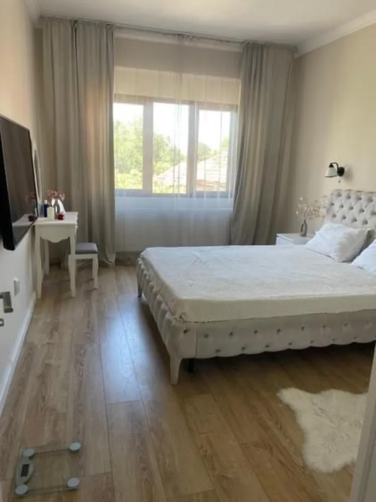 BRASADAS vinde ap 3 cam semicentral cu finisaje de lux. - Agentia Imobiliara BRASADAS vinde APARTAMENT SEMICENTRAL PREMIUM IN ASOCIATIE CU FINISAJE LUX în asociație cu doar 4 apartamente în construcție solidă ( 3 camere decomandate) la etajul 1/2. Apartamentul cu suprafața utilă de 81mp este compus din 3 camere decomandate:1 living, un dormitor mare, un dormitor mic, bucătărie, baie, balcon. În plus dispune de garaj, boxă beci și cota parte din grădină. Casa este construită din cărămidă, fundație înaltă din beton, mobilată complet, încălzire prin calorifere cu centrală proprie, instalație electrică nouă, geamuri termopan, aparat de aer condiționat, cuptor, plită, hotă, frigider, mașină de spălat rufe, mașină de spălat vase. WWW.BRASADAS.COM.