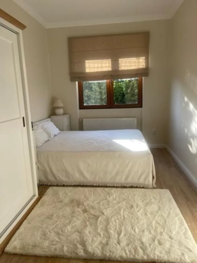 BRASADAS vinde ap 3 cam semicentral cu finisaje de lux. - Agentia Imobiliara BRASADAS vinde APARTAMENT SEMICENTRAL PREMIUM IN ASOCIATIE CU FINISAJE LUX în asociație cu doar 4 apartamente în construcție solidă ( 3 camere decomandate) la etajul 1/2. Apartamentul cu suprafața utilă de 81mp este compus din 3 camere decomandate:1 living, un dormitor mare, un dormitor mic, bucătărie, baie, balcon. În plus dispune de garaj, boxă beci și cota parte din grădină. Casa este construită din cărămidă, fundație înaltă din beton, mobilată complet, încălzire prin calorifere cu centrală proprie, instalație electrică nouă, geamuri termopan, aparat de aer condiționat, cuptor, plită, hotă, frigider, mașină de spălat rufe, mașină de spălat vase. WWW.BRASADAS.COM.