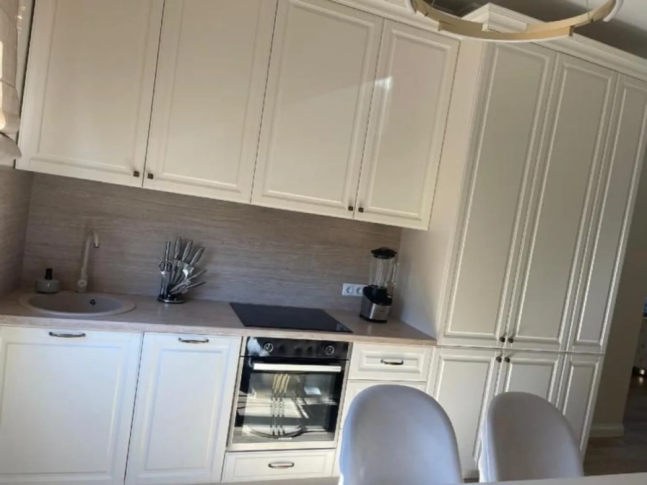 BRASADAS vinde ap 3 cam semicentral cu finisaje de lux. - Agentia Imobiliara BRASADAS vinde APARTAMENT SEMICENTRAL PREMIUM IN ASOCIATIE CU FINISAJE LUX în asociație cu doar 4 apartamente în construcție solidă ( 3 camere decomandate) la etajul 1/2. Apartamentul cu suprafața utilă de 81mp este compus din 3 camere decomandate:1 living, un dormitor mare, un dormitor mic, bucătărie, baie, balcon. În plus dispune de garaj, boxă beci și cota parte din grădină. Casa este construită din cărămidă, fundație înaltă din beton, mobilată complet, încălzire prin calorifere cu centrală proprie, instalație electrică nouă, geamuri termopan, aparat de aer condiționat, cuptor, plită, hotă, frigider, mașină de spălat rufe, mașină de spălat vase. WWW.BRASADAS.COM.