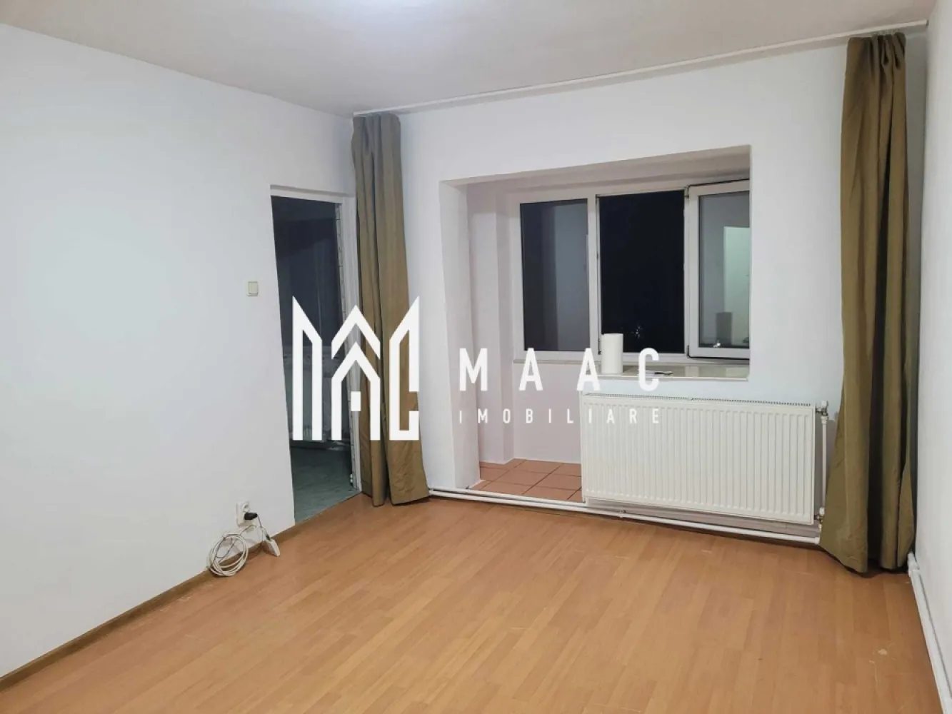Garsoniera | Doctor Hacman | Etaj 3 - Garsonieră de vânzare – Zona Nord, Strada Doctor Hacman | 43.000 € Agentie: MAAC Imobiliare MAAC Imobiliare vă propune spre vânzare o garsonieră luminoasă, situată într-o zonă liniștită și verde din Zona Nord, pe strada Doctor Hacman. Imobilul se află la etajul 3, într-un bloc curat și bine întreținut, beneficiind de o suprafață totală de 26 mp și de un balcon open-space ideal pentru relaxare. Garsoniera se vinde nemobilată, oferind noului proprietar posibilitatea de a o amenaja după propriul gust. Finisajele sunt clasice, iar compartimentarea este eficientă, potrivită atât pentru locuit, cât și pentru investiție în scop de închiriere. Avantaje și localizare: * Zonă liniștită, cu spații verzi; * În proximitate: grădinițe, școli, centre comerciale, mijloace de transport; * Acces rapid către punctele de interes din oraș. Preț: 43.000 € Pentru mai multe informații sau programarea unei vizionări, contactați MAAC Imobiliare. id: CP2786572 - SP }}