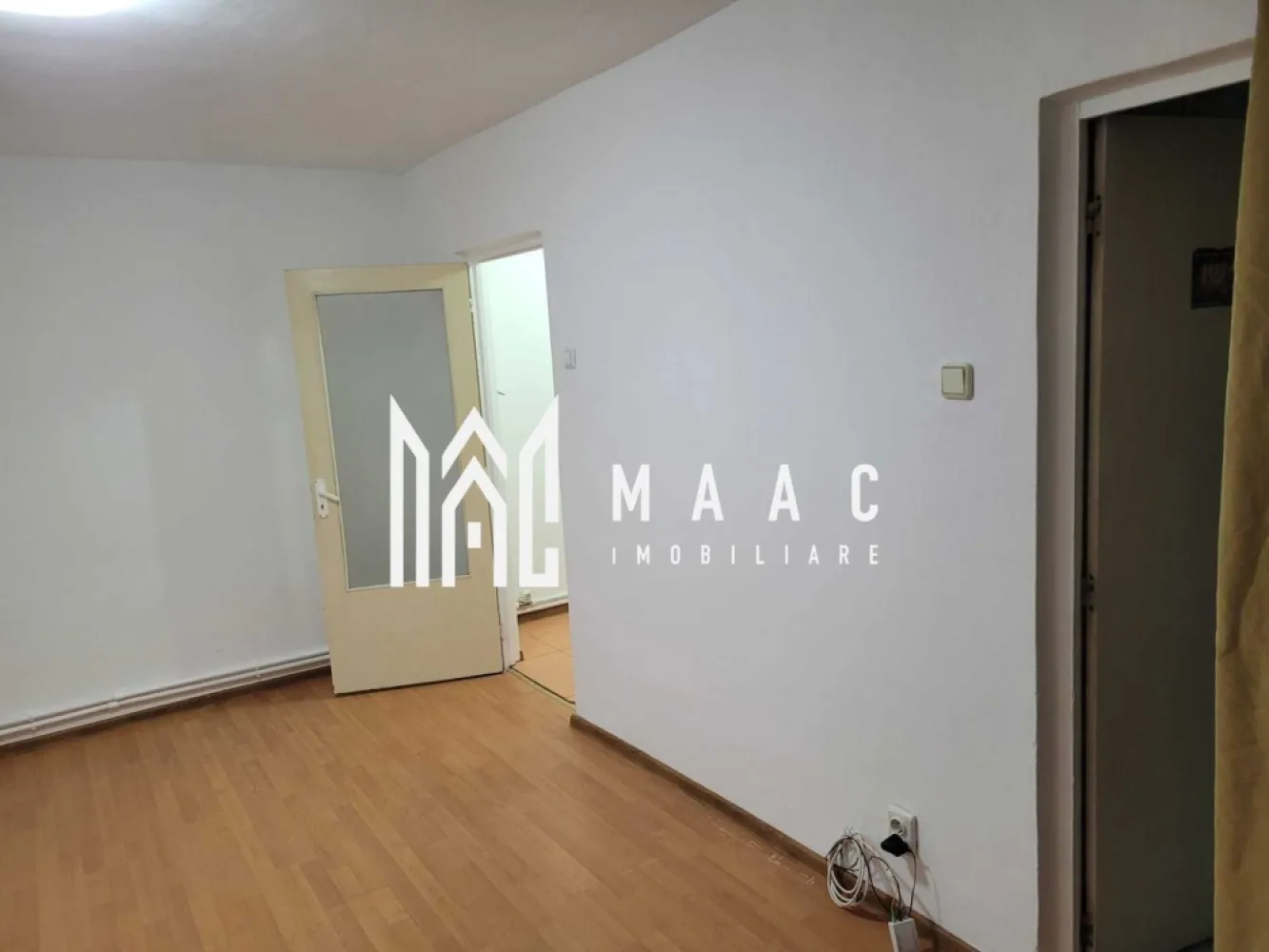 Garsoniera | Doctor Hacman | Etaj 3 - Garsonieră de vânzare – Zona Nord, Strada Doctor Hacman | 43.000 € Agentie: MAAC Imobiliare MAAC Imobiliare vă propune spre vânzare o garsonieră luminoasă, situată într-o zonă liniștită și verde din Zona Nord, pe strada Doctor Hacman. Imobilul se află la etajul 3, într-un bloc curat și bine întreținut, beneficiind de o suprafață totală de 26 mp și de un balcon open-space ideal pentru relaxare. Garsoniera se vinde nemobilată, oferind noului proprietar posibilitatea de a o amenaja după propriul gust. Finisajele sunt clasice, iar compartimentarea este eficientă, potrivită atât pentru locuit, cât și pentru investiție în scop de închiriere. Avantaje și localizare: * Zonă liniștită, cu spații verzi; * În proximitate: grădinițe, școli, centre comerciale, mijloace de transport; * Acces rapid către punctele de interes din oraș. Preț: 43.000 € Pentru mai multe informații sau programarea unei vizionări, contactați MAAC Imobiliare. id: CP2786572 - SP }}
