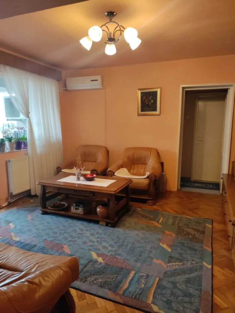 BRASADAS vinde ap 3 cam etaj 6 Careiului Micro 16. - Agentia Imobiliara BRASADAS vinde apartament cu 3 camere, semidecomandat, strada Careiului, etj.6, cu 2 bai, parchet, gresie, faianta, incalzire centrala, balcon mare. Apartamentul este pozitionat aproape de centrele comerciale, scoala, piata. Www.brasadas.com.