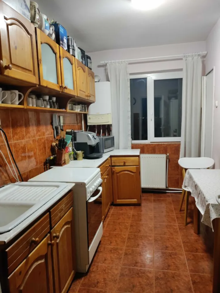 BRASADAS vinde ap 3 cam etaj 6 Careiului Micro 16. - Agentia Imobiliara BRASADAS vinde apartament cu 3 camere, semidecomandat, strada Careiului, etj.6, cu 2 bai, parchet, gresie, faianta, incalzire centrala, balcon mare. Apartamentul este pozitionat aproape de centrele comerciale, scoala, piata. Www.brasadas.com.
