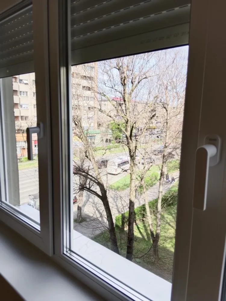 BRASADAS vinde ap 3 cam etaj 3/4 pe Careiului. - Agentia Imobiliara BRASADAS vinde apartament cu 3 camere recent renovat pe Careiului la etajul 3/4 cu suprafata utila de 67 mp. Termopan tripan trei sticle Jaluzele aluminiu Instalația electrice schimbat cupru Instalația sanitară schimbat ppr Parchet laminat 10 mm Gresie în bucătărie Baie modern cu duș,wc suspendat Usi interioare Porta cu spaleti acoperiți Ușă de intrare schimbat Www.brasadas.com.