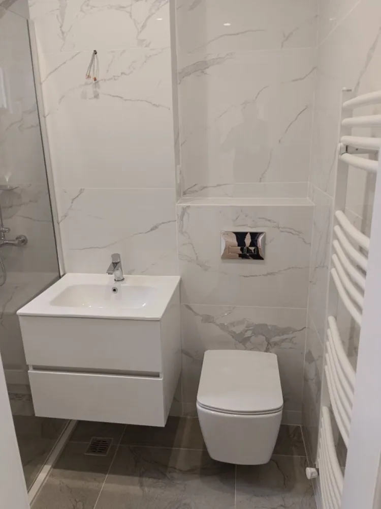 BRASADAS vinde ap 3 cam etaj 3/4 pe Careiului. - Agentia Imobiliara BRASADAS vinde apartament cu 3 camere recent renovat pe Careiului la etajul 3/4 cu suprafata utila de 67 mp. Termopan tripan trei sticle Jaluzele aluminiu Instalația electrice schimbat cupru Instalația sanitară schimbat ppr Parchet laminat 10 mm Gresie în bucătărie Baie modern cu duș,wc suspendat Usi interioare Porta cu spaleti acoperiți Ușă de intrare schimbat Www.brasadas.com.