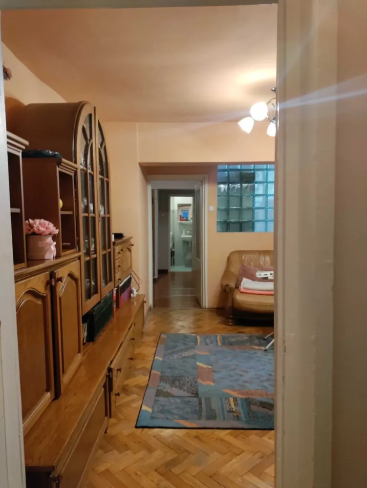 BRASADAS vinde ap 3 cam etaj 6 Careiului Micro 16. - Agentia Imobiliara BRASADAS vinde apartament cu 3 camere, semidecomandat, strada Careiului, etj.6, cu 2 bai, parchet, gresie, faianta, incalzire centrala, balcon mare. Apartamentul este pozitionat aproape de centrele comerciale, scoala, piata. Www.brasadas.com.