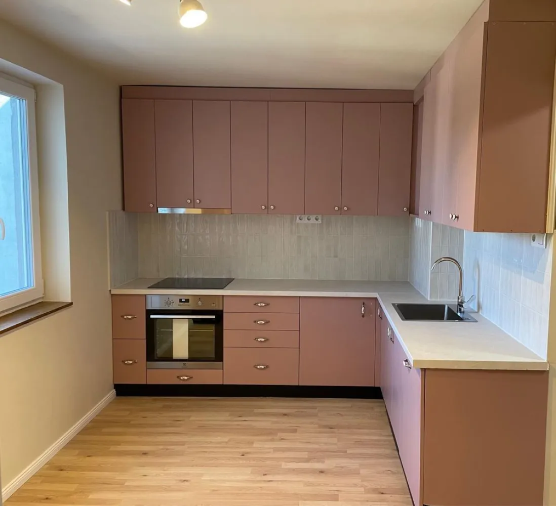 BRASADAS vinde ap 3 cam etaj 3/4 zona Burdea. - Agentia Imobiliara BRASADAS vinde apartament modern cu trei camere, superfinisat – prima locuire, complet renovat, situat pe Bulevardul Cloșca, la etajul 3 din 4, in zona Burdea. Locația este ideală, la doar 5 minute de mers pe jos de Shopping City, McDonald’s și Kaufland, în apropiere de Liceul German, stații de autobuz, farmacii și toate facilitățile necesare unui stil de viață confortabil. Apartamentul este proaspăt renovat, fiind la prima locuire după finalizarea lucrărilor. Totul este nou, modern și realizat cu atenție la detalii și materiale de calitate superioară. Caracteristici principale: - Finisaje premium, design modern - Parchet continuu (fără întreruperi între camere) pentru un aspect elegant și unitar - Uși interioare de calitate superioară (Porta Doors) - Geamuri termopan cu 4 camere – izolare termică și fonică excelentă - Încălzire în pardoseală – confort sporit și utilizare eficientă a spațiului (fără calorifere) - Baie complet mobilată și utilată (Dus Walk-In si WC integrat Geberit) - Bucătărie modernă, complet mobilată, cu spații generoase de depozitare - Electrocasnice încorporate: frigider, cuptor, plită electrică, hotă, mașină de spălat vase, centrală Ferroli integrată - Balcon finisat complet Apartamentul se vinde complet finisat („la cheie”), pregătit pentru mutare imediată, fără investiții suplimentare. Este alegerea ideală pentru cei care caută un apartament nou, modern, într-o zonă excelentă, fără compromisuri la calitate. Www.brasadas.com.