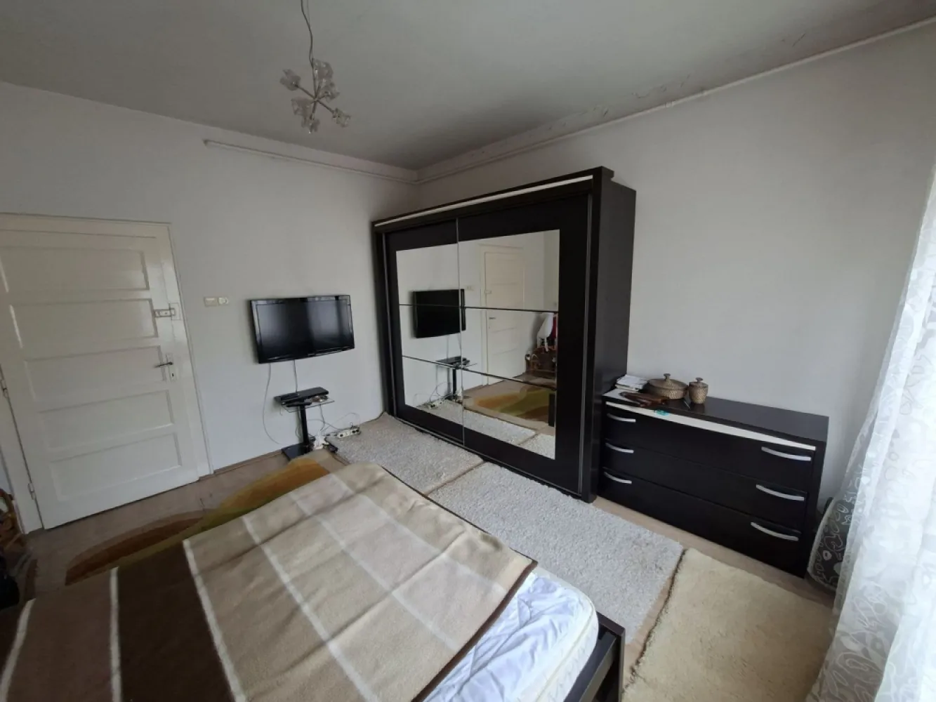 BRASADAS vinde apartament cu 3 camere la etaj in casă - Agentia Imobiliara BRASADAS vinde apartament central cu 3 camere, la etajul 1 la casă cu intrare separata, lângă Piața Mare Curte, beci, pod,balcon. www.brasadas.com.