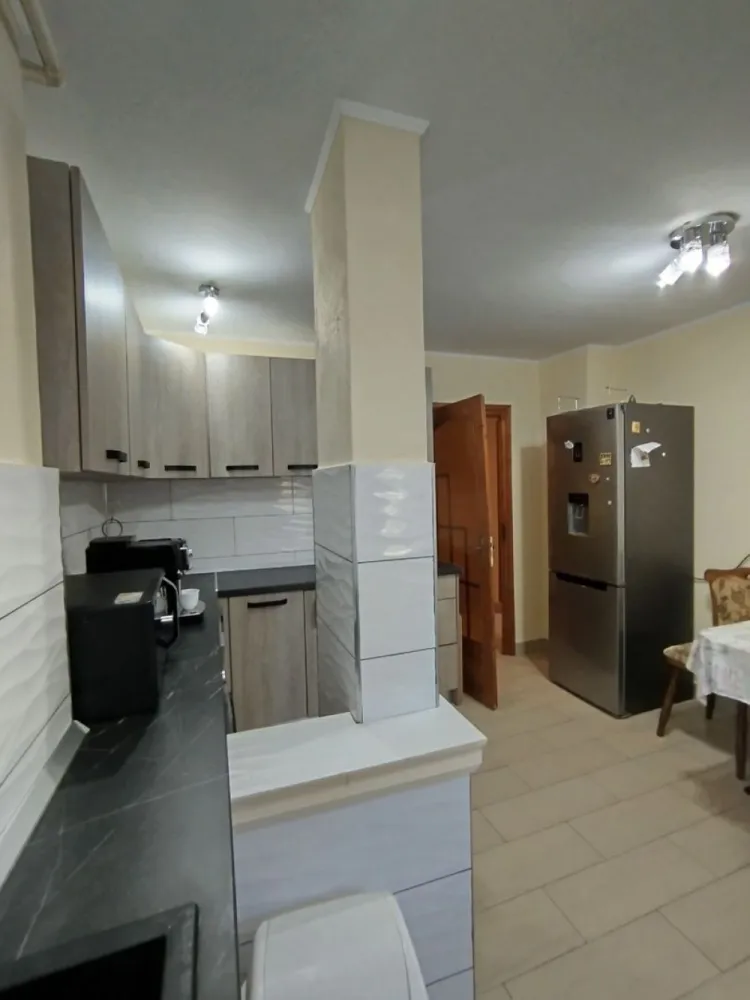 BRASADAS vinde ap 3 cam Carpați 2 etaj 1/4. - Agentia Imobiliara BRASADAS vinde apartament cu trei camere in Carpați 2 etaj 1/4 DECOMANDAT cu suprafata utila de 75 mp. cu doua dormitoare si living spațios, bucătărie mare, o baie cu cadă si 3 balcoane (unul interior – perfect pentru depozitare) Scara a fost recent renovată și acoperișul schimbat. Vecinii sunt extraordinari. Locație super bună și liniștită : – la ~10 min de mers pe jos de școala Octavian Goga și grădiniță, parcuri -la câteva minute de stația de autobuz – magazine alimentare în apropiere – sală de fitness – tot ce ai nevoie, aproape Se vinde mobilat și utilat (mai puțin masa și TV-ul din living + aparatul de cafea) Electrocasnicele (mașină de spălat vase/ haine etc.) au fost folosite o perioadă scurtă de timp. Apartamentul nu mai este locuit, vânzarea poate fi imediată. www.brasadas.com.