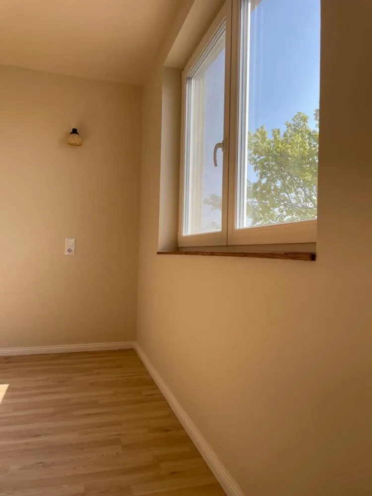 BRASADAS vinde ap 3 cam etaj 3/4 zona Burdea. - Agentia Imobiliara BRASADAS vinde apartament modern cu trei camere, superfinisat – prima locuire, complet renovat, situat pe Bulevardul Cloșca, la etajul 3 din 4, in zona Burdea. Locația este ideală, la doar 5 minute de mers pe jos de Shopping City, McDonald’s și Kaufland, în apropiere de Liceul German, stații de autobuz, farmacii și toate facilitățile necesare unui stil de viață confortabil. Apartamentul este proaspăt renovat, fiind la prima locuire după finalizarea lucrărilor. Totul este nou, modern și realizat cu atenție la detalii și materiale de calitate superioară. Caracteristici principale: - Finisaje premium, design modern - Parchet continuu (fără întreruperi între camere) pentru un aspect elegant și unitar - Uși interioare de calitate superioară (Porta Doors) - Geamuri termopan cu 4 camere – izolare termică și fonică excelentă - Încălzire în pardoseală – confort sporit și utilizare eficientă a spațiului (fără calorifere) - Baie complet mobilată și utilată (Dus Walk-In si WC integrat Geberit) - Bucătărie modernă, complet mobilată, cu spații generoase de depozitare - Electrocasnice încorporate: frigider, cuptor, plită electrică, hotă, mașină de spălat vase, centrală Ferroli integrată - Balcon finisat complet Apartamentul se vinde complet finisat („la cheie”), pregătit pentru mutare imediată, fără investiții suplimentare. Este alegerea ideală pentru cei care caută un apartament nou, modern, într-o zonă excelentă, fără compromisuri la calitate. Www.brasadas.com.