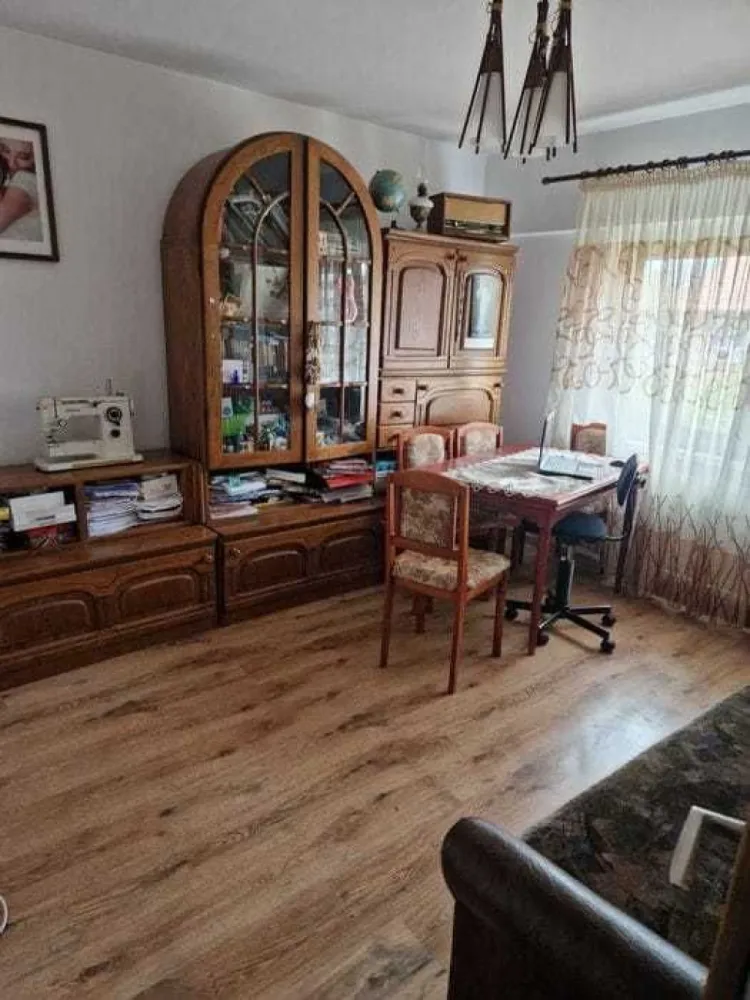 BRASADAS vinde ap 3 cam etaj 4/4 in Carpati 2. - Agentia Imobiliara BRASADAS vinde apartament cu 3 camere la etajul 4 din 4 in cartierul Carpati 2. Apartamentul este decomandat, cu pardoseli din lemn si gresie plus 2 balcoane mari. Dispune de beci la subsolul blocului cu posibilitatea de a achizitiona loc de parcare privata in fata scarii. Acoperisul este renovat recent (tigla si lemnaria schimbata) si scara dispune de sistem de securitate cu interfon. www.brasadas.com.