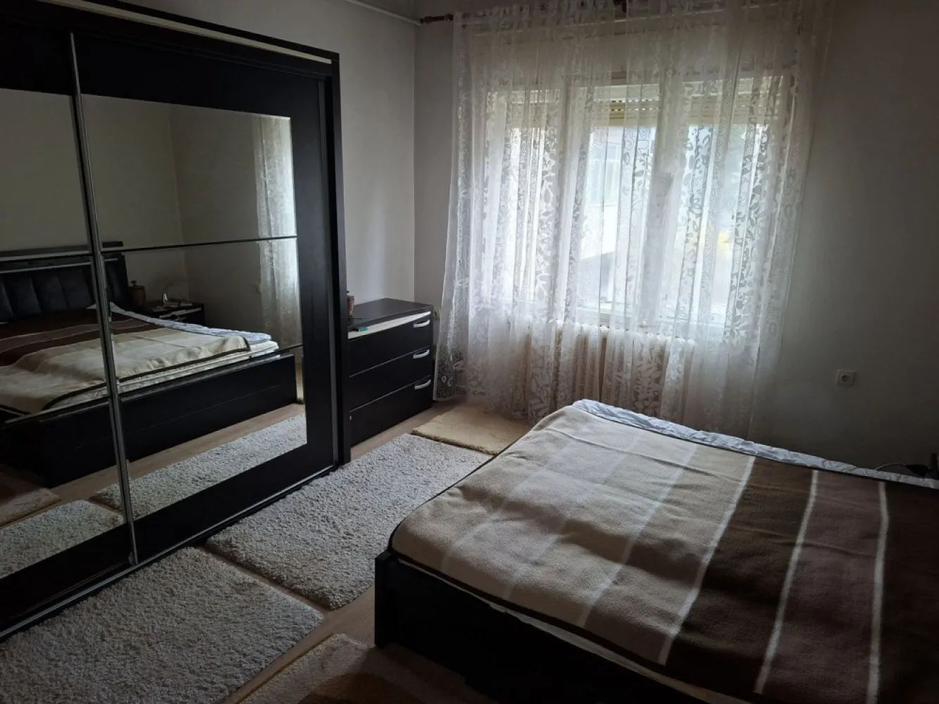 BRASADAS vinde apartament cu 3 camere la etaj in casă - Agentia Imobiliara BRASADAS vinde apartament central cu 3 camere, la etajul 1 la casă cu intrare separata, lângă Piața Mare Curte, beci, pod,balcon. www.brasadas.com.