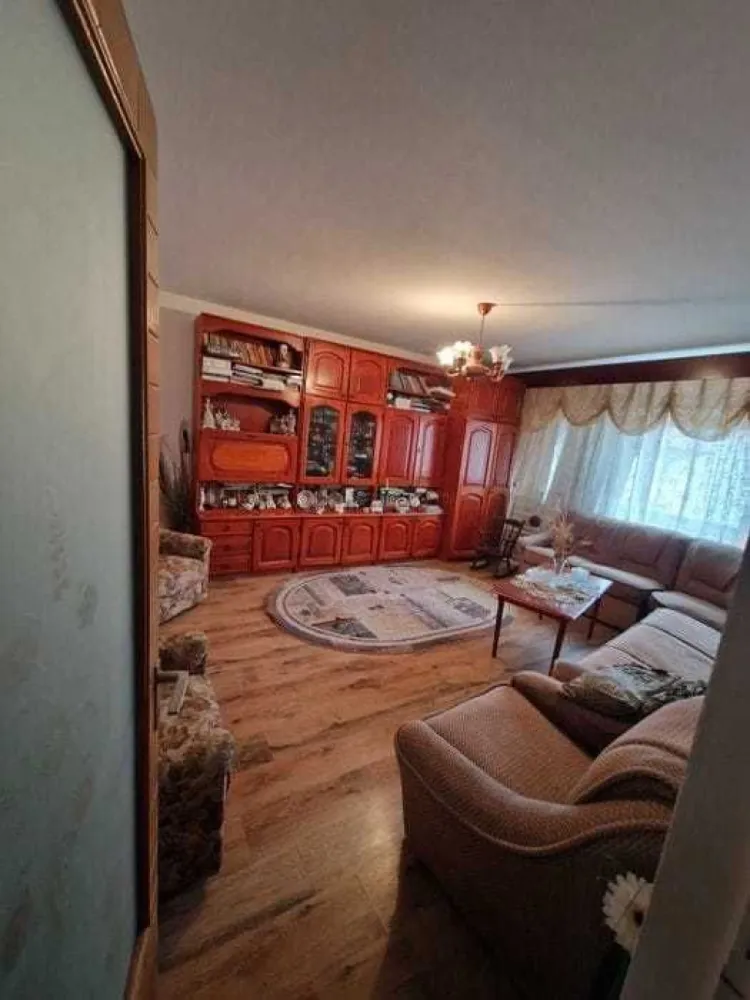 BRASADAS vinde ap 3 cam etaj 4/4 in Carpati 2. - Agentia Imobiliara BRASADAS vinde apartament cu 3 camere la etajul 4 din 4 in cartierul Carpati 2. Apartamentul este decomandat, cu pardoseli din lemn si gresie plus 2 balcoane mari. Dispune de beci la subsolul blocului cu posibilitatea de a achizitiona loc de parcare privata in fata scarii. Acoperisul este renovat recent (tigla si lemnaria schimbata) si scara dispune de sistem de securitate cu interfon. www.brasadas.com.