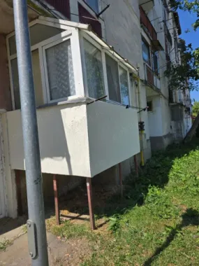 BRASADAS vinde garsoniera la PARTER pe Ostrovului.