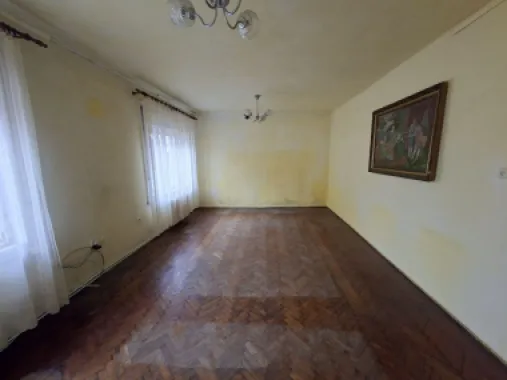 BRASADAS vinde apartament cu 3 camere la etaj in casă