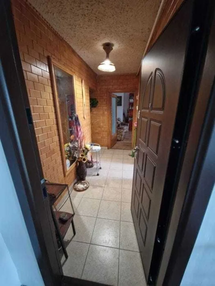 BRASADAS vinde ap 3 cam etaj 4/4 in Carpati 2. - Agentia Imobiliara BRASADAS vinde apartament cu 3 camere la etajul 4 din 4 in cartierul Carpati 2. Apartamentul este decomandat, cu pardoseli din lemn si gresie plus 2 balcoane mari. Dispune de beci la subsolul blocului cu posibilitatea de a achizitiona loc de parcare privata in fata scarii. Acoperisul este renovat recent (tigla si lemnaria schimbata) si scara dispune de sistem de securitate cu interfon. www.brasadas.com.