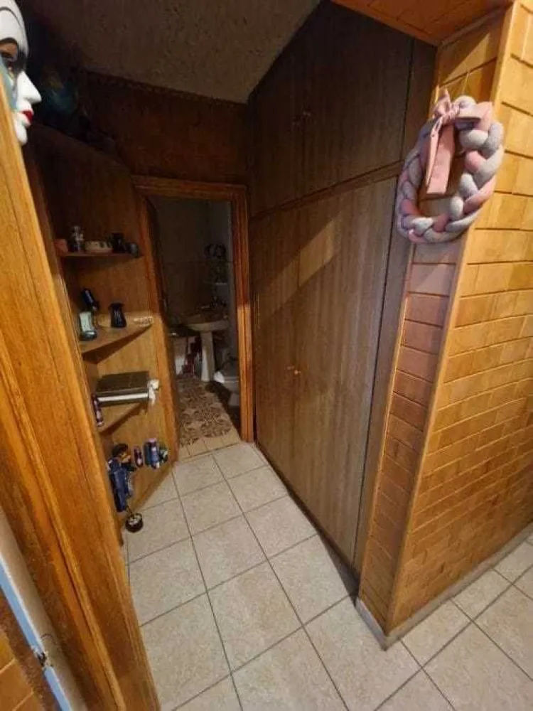 BRASADAS vinde ap 3 cam etaj 4/4 in Carpati 2. - Agentia Imobiliara BRASADAS vinde apartament cu 3 camere la etajul 4 din 4 in cartierul Carpati 2. Apartamentul este decomandat, cu pardoseli din lemn si gresie plus 2 balcoane mari. Dispune de beci la subsolul blocului cu posibilitatea de a achizitiona loc de parcare privata in fata scarii. Acoperisul este renovat recent (tigla si lemnaria schimbata) si scara dispune de sistem de securitate cu interfon. www.brasadas.com.