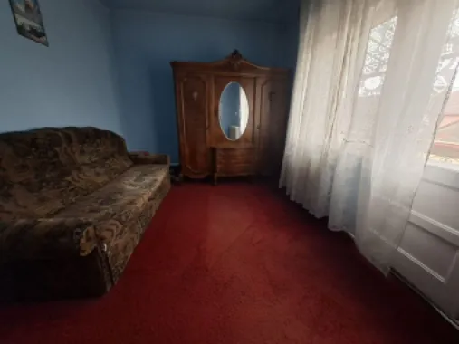 BRASADAS vinde apartament cu 3 camere la etaj in casă