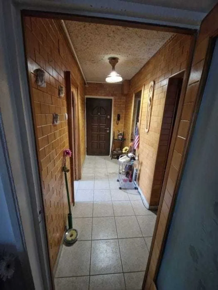 BRASADAS vinde ap 3 cam etaj 4/4 in Carpati 2. - Agentia Imobiliara BRASADAS vinde apartament cu 3 camere la etajul 4 din 4 in cartierul Carpati 2. Apartamentul este decomandat, cu pardoseli din lemn si gresie plus 2 balcoane mari. Dispune de beci la subsolul blocului cu posibilitatea de a achizitiona loc de parcare privata in fata scarii. Acoperisul este renovat recent (tigla si lemnaria schimbata) si scara dispune de sistem de securitate cu interfon. www.brasadas.com.