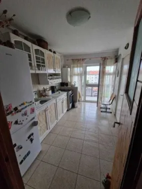 BRASADAS vinde ap 3 cam etaj 4/4 in Carpati 2.