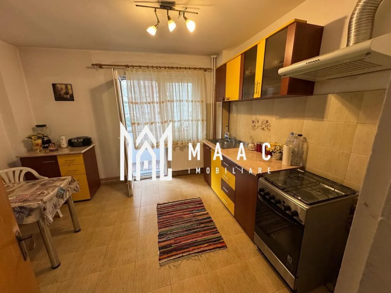 Inchiriez apartament 3 camere ultracentral - De închiriat! Apartament 3 camere, zona ultracentrală, lângă parcul Zăvoi. Este situat la etajul 2 din 10, cu sistem de încălzire automatizat, lift, 2 balcoane și 2 băi. Se închiriază pe o perioadă de un an, cu contract de închiriere și garanție. MAAC Imobiliare vă propune spre inchiriere un apartament cu 3 camere, ultracentral, aflat pe strada Splaiul Indepentei. Apartamentul are o suprafata de 70MP, si este situat la etajul2/10. Apartamentul este disponibil imediat si se poate inchiria in cel mai scurt timp. Pentru un comfort termic sporit a fost instalat gigacalorimetru Pret inchiriere 300 euro + 1 luna garanție. Apartamentul se inchiriaza pe o perioada minima de 1 an de zile cu contract inregistrat la Anaf. 📞 Pentru mai multe detalii și programarea unei vizionări, contactați echipa MAAC Imobiliare Râmnicu Vâlcea }}