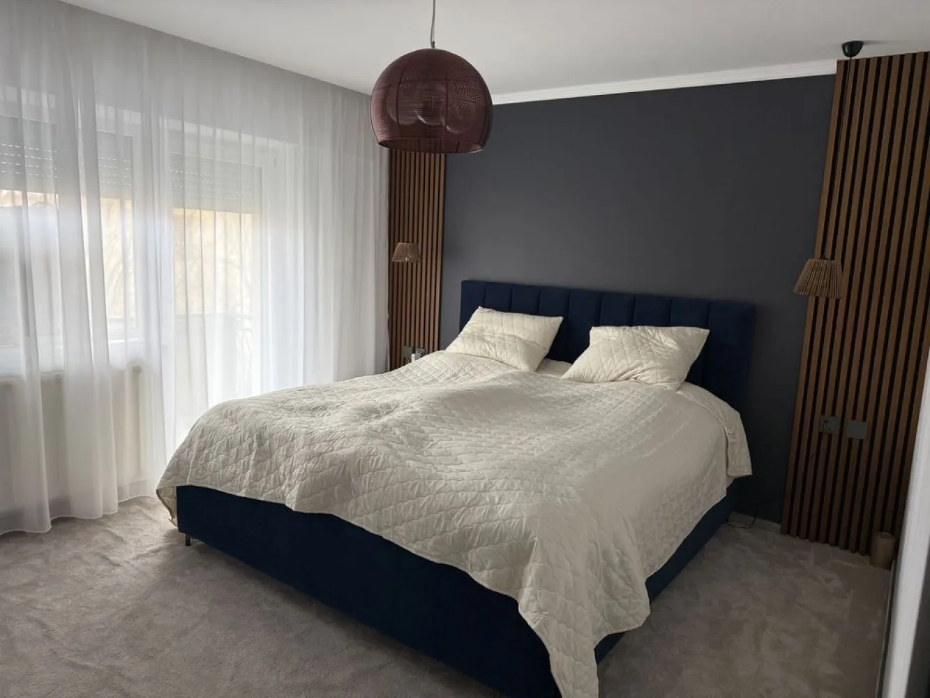 Apartament 3 camere carpati 2 - Apartamentul are o suprafață de 76 metri pătrați și include trei camere cu finisaje de calitate.. Baia recent renovată are finisaje de înaltă calitate și utilaje moderne. Bucătăria este echipată cu electrocasnice și are o zonă luminoasă. Proprietatea se află într-o zonă urbană, La câțiva pași găsești cafenele, restaurante ,banci și magazine. În apropiere sunt școli,crese si gradinite facilitând accesul pentru familie .Parcurile mari și centrele medicale se află la distanțe rezonabile. Transportul public este ușor accesibil, cu stații de autobuz aproape. Dacă vrei să locuiești într-o zonă activă, cu toate facilitățile aproape, contactează-ne pentru mai multe detalii.Apartamentul se afla la etajul 4 din 4.acoperisul se reface in luna mai 2026