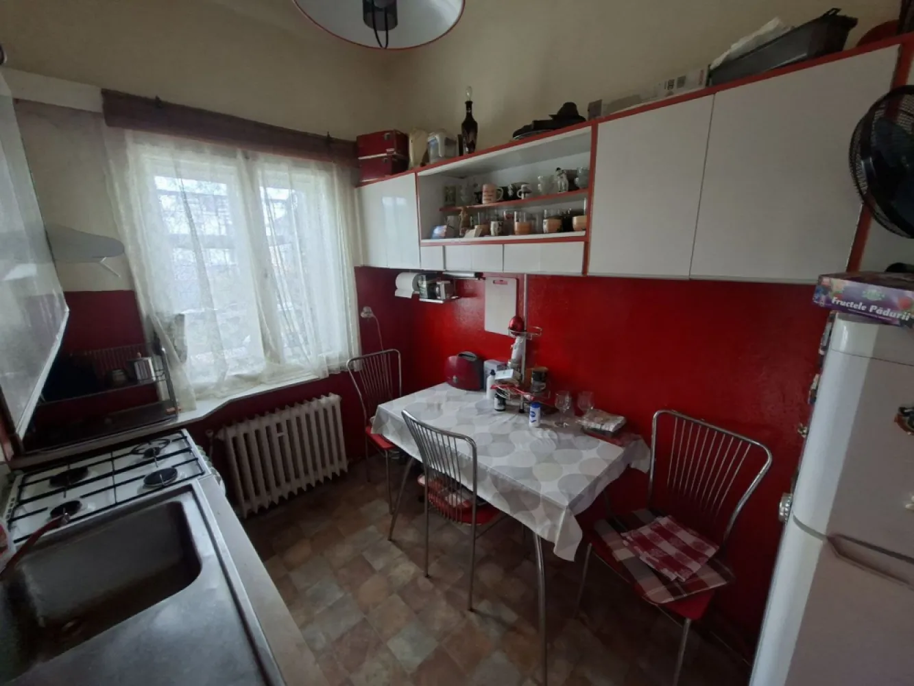 BRASADAS vinde apartament cu 3 camere la etaj in casă - Agentia Imobiliara BRASADAS vinde apartament central cu 3 camere, la etajul 1 la casă cu intrare separata, lângă Piața Mare Curte, beci, pod,balcon. www.brasadas.com.