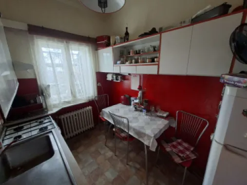BRASADAS vinde apartament cu 3 camere la etaj in casă