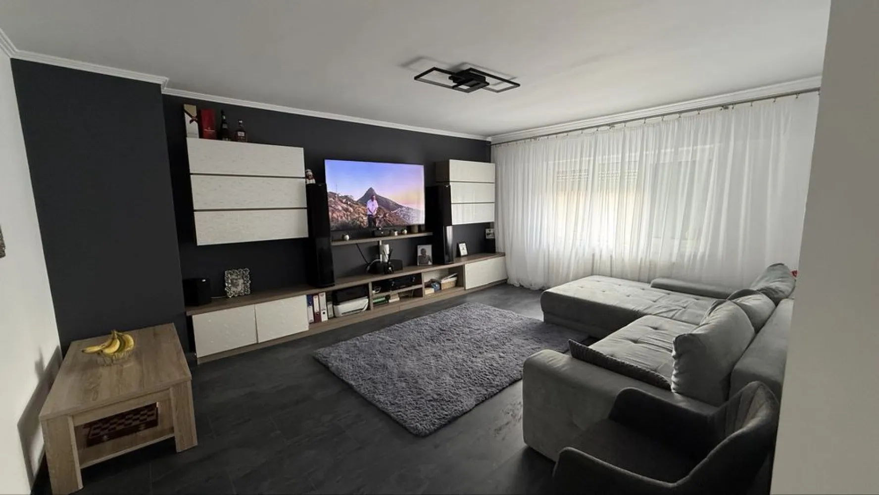 Apartament 3 camere carpati 2 - Apartamentul are o suprafață de 76 metri pătrați și include trei camere cu finisaje de calitate.. Baia recent renovată are finisaje de înaltă calitate și utilaje moderne. Bucătăria este echipată cu electrocasnice și are o zonă luminoasă. Proprietatea se află într-o zonă urbană, La câțiva pași găsești cafenele, restaurante ,banci și magazine. În apropiere sunt școli,crese si gradinite facilitând accesul pentru familie .Parcurile mari și centrele medicale se află la distanțe rezonabile. Transportul public este ușor accesibil, cu stații de autobuz aproape. Dacă vrei să locuiești într-o zonă activă, cu toate facilitățile aproape, contactează-ne pentru mai multe detalii.Apartamentul se afla la etajul 4 din 4.acoperisul se reface in luna mai 2026
