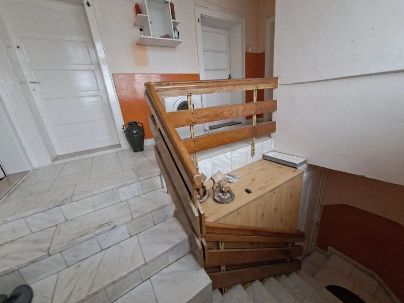 BRASADAS vinde apartament cu 3 camere la etaj in casă