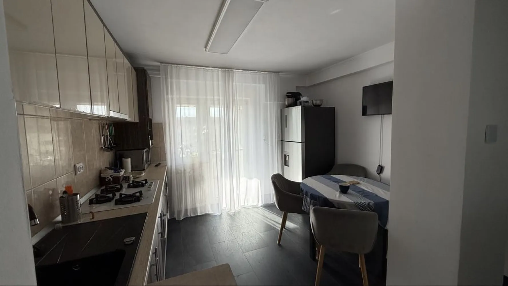 Apartament 3 camere carpati 2 - Apartamentul are o suprafață de 76 metri pătrați și include trei camere cu finisaje de calitate.. Baia recent renovată are finisaje de înaltă calitate și utilaje moderne. Bucătăria este echipată cu electrocasnice și are o zonă luminoasă. Proprietatea se află într-o zonă urbană, La câțiva pași găsești cafenele, restaurante ,banci și magazine. În apropiere sunt școli,crese si gradinite facilitând accesul pentru familie .Parcurile mari și centrele medicale se află la distanțe rezonabile. Transportul public este ușor accesibil, cu stații de autobuz aproape. Dacă vrei să locuiești într-o zonă activă, cu toate facilitățile aproape, contactează-ne pentru mai multe detalii.Apartamentul se afla la etajul 4 din 4.acoperisul se reface in luna mai 2026