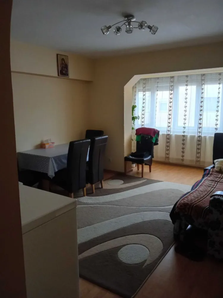 BRASADAS vinde ap 3 cam in Micro 16 la etajul 4/4. - Agentia Imobiliara BRASADAS vinde apartament cu 3 camere in Micro 16 M16 la etajul 4 din 4. Apartamentul are 2 bai, 1 debara, centrala termica, aer condiționat în fiecare cameră. Este situat in zonă liniștită și are în apropiere școli , grădiniță , magazine , piața , stație de autobuz. www.brasadas.com