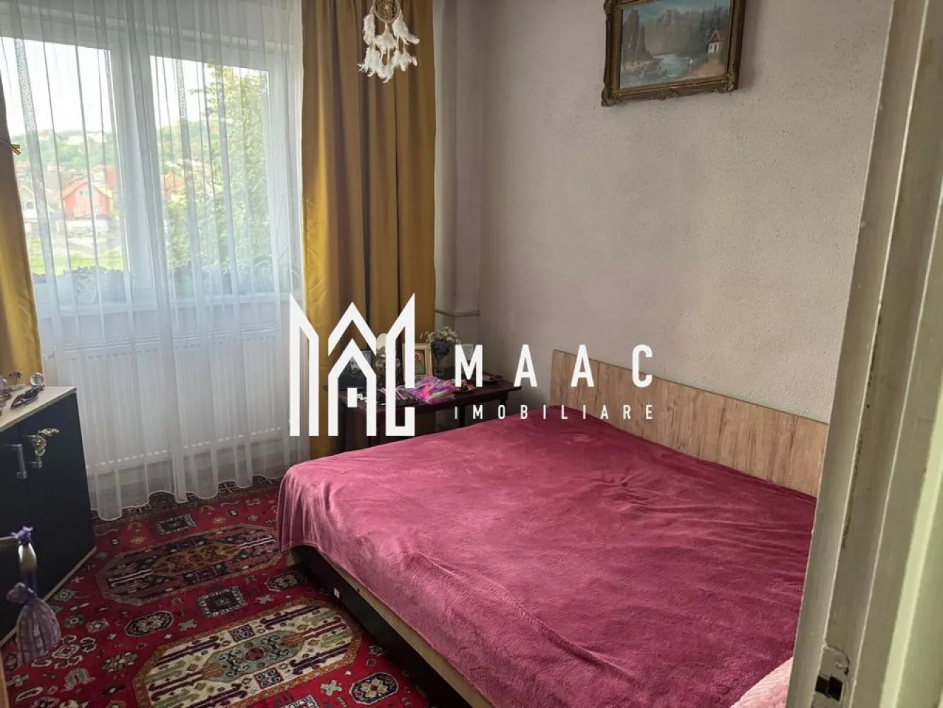 Inchiriez apartament 3 camere ultracentral - De închiriat! Apartament 3 camere, zona ultracentrală, lângă parcul Zăvoi. Este situat la etajul 2 din 10, cu sistem de încălzire automatizat, lift, 2 balcoane și 2 băi. Se închiriază pe o perioadă de un an, cu contract de închiriere și garanție. MAAC Imobiliare vă propune spre inchiriere un apartament cu 3 camere, ultracentral, aflat pe strada Splaiul Indepentei. Apartamentul are o suprafata de 70MP, si este situat la etajul2/10. Apartamentul este disponibil imediat si se poate inchiria in cel mai scurt timp. Pentru un comfort termic sporit a fost instalat gigacalorimetru Pret inchiriere 300 euro + 1 luna garanție. Apartamentul se inchiriaza pe o perioada minima de 1 an de zile cu contract inregistrat la Anaf. 📞 Pentru mai multe detalii și programarea unei vizionări, contactați echipa MAAC Imobiliare Râmnicu Vâlcea }}