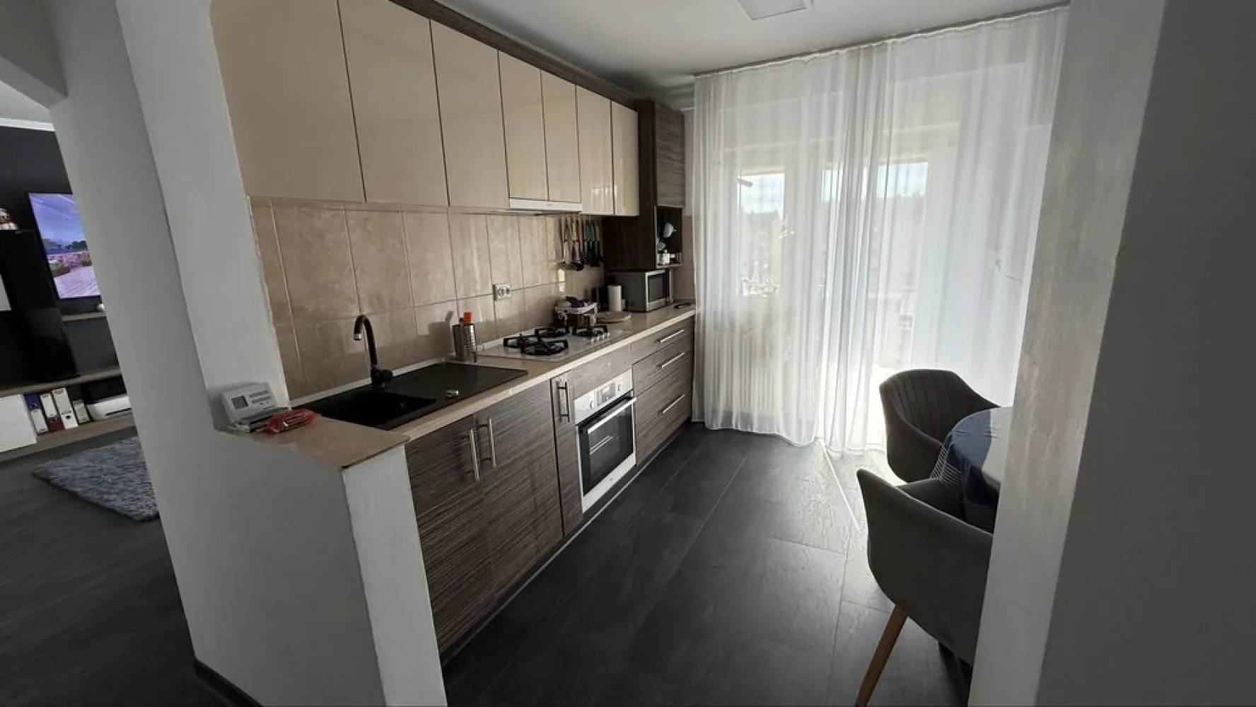 Apartament 3 camere carpati 2 - Apartamentul are o suprafață de 76 metri pătrați și include trei camere cu finisaje de calitate.. Baia recent renovată are finisaje de înaltă calitate și utilaje moderne. Bucătăria este echipată cu electrocasnice și are o zonă luminoasă. Proprietatea se află într-o zonă urbană, La câțiva pași găsești cafenele, restaurante ,banci și magazine. În apropiere sunt școli,crese si gradinite facilitând accesul pentru familie .Parcurile mari și centrele medicale se află la distanțe rezonabile. Transportul public este ușor accesibil, cu stații de autobuz aproape. Dacă vrei să locuiești într-o zonă activă, cu toate facilitățile aproape, contactează-ne pentru mai multe detalii.Apartamentul se afla la etajul 4 din 4.acoperisul se reface in luna mai 2026